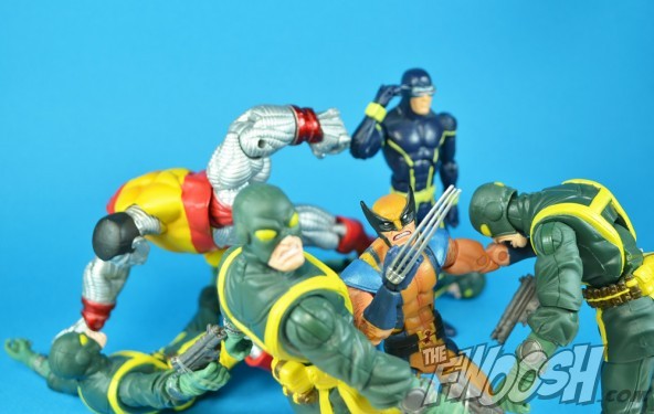 Marvel-Legends-Astonishing-X-Men-Wolverine-AXM-fight